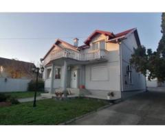 Na prodaju – Prostrana porodična kuća u mirnom delu Beške